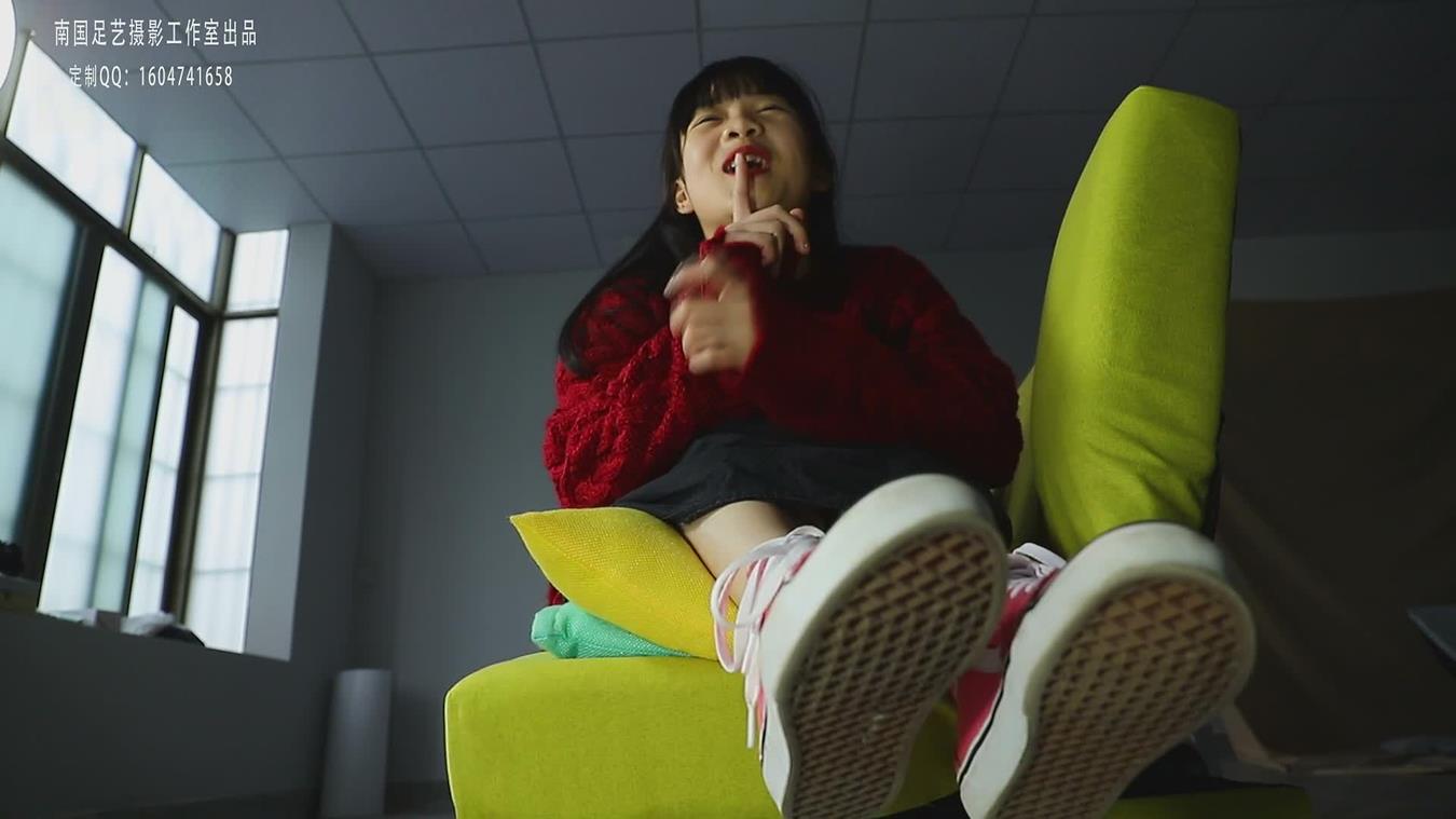 南国足艺 006 可爱美女脱掉鞋袜展示原味牛奶般白嫩的美脚，脚弓真性感！[1V/797MB]插图4