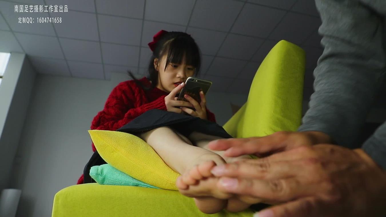 南国足艺 006 可爱美女脱掉鞋袜展示原味牛奶般白嫩的美脚，脚弓真性感！[1V/797MB]插图3