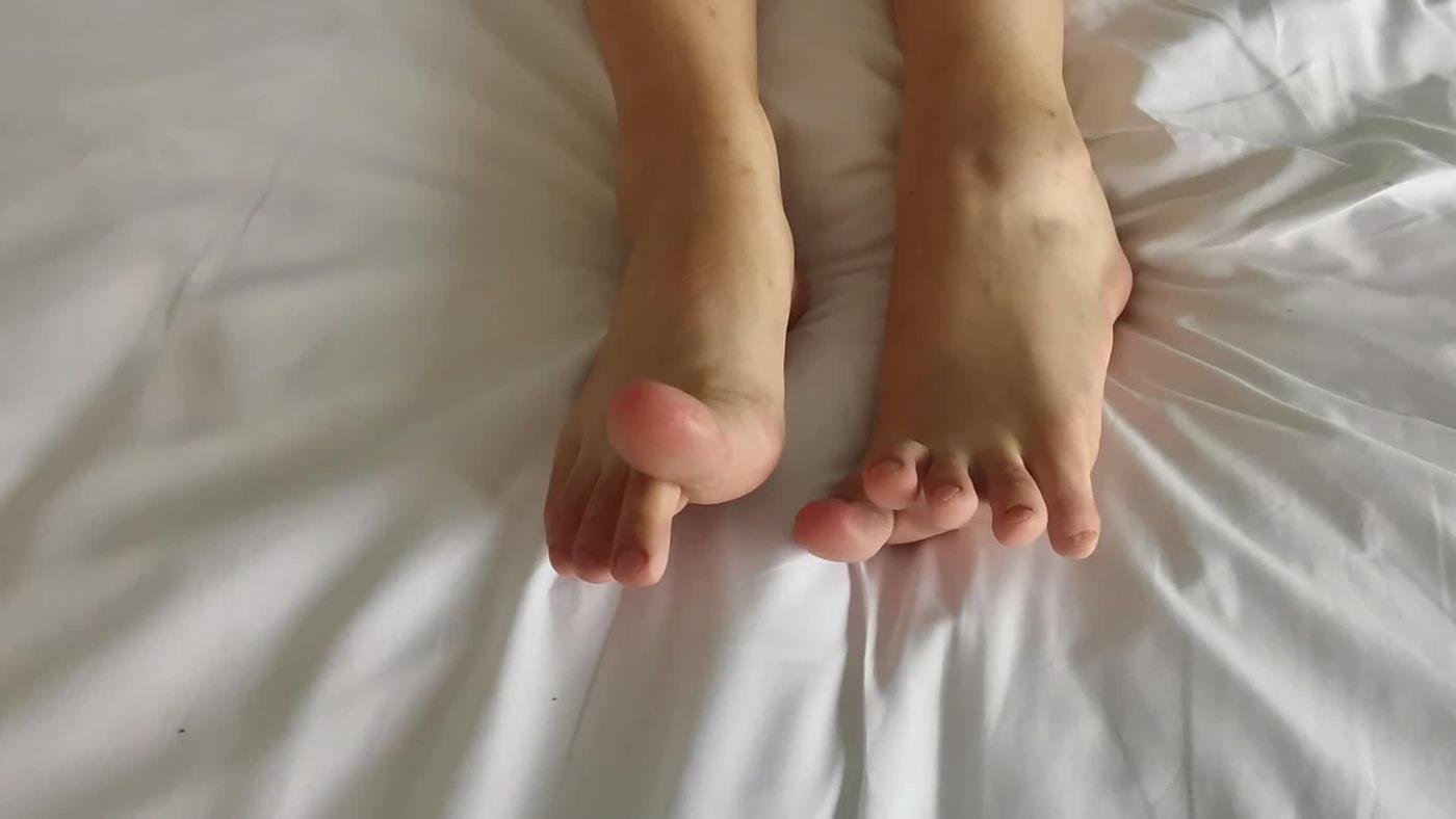 求是原创 - 美少女贝贝的白嫩脚丫 [1V/845MB]-萌图网