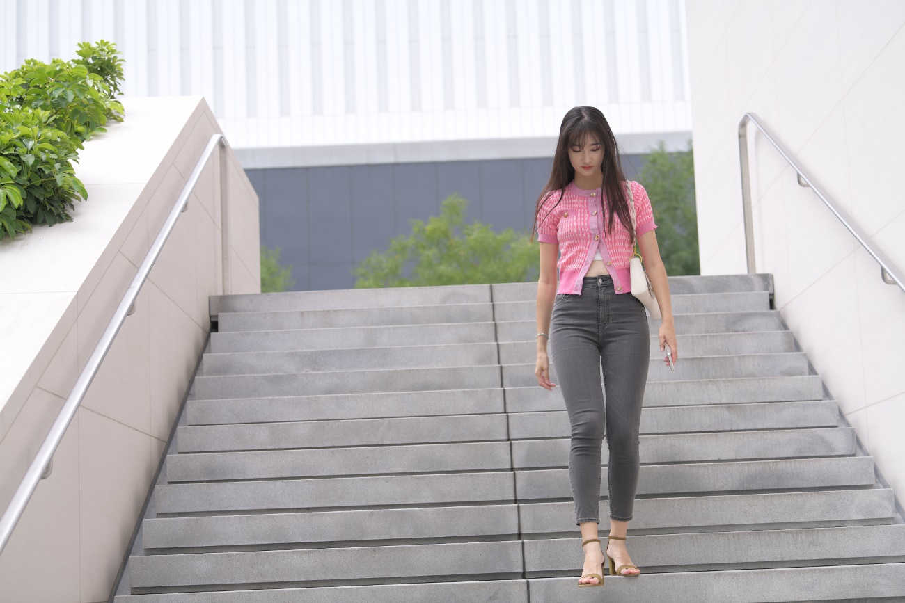 精选街拍作品 NO.2142 一只麋鹿摄影作品 – 灰色牛仔裤美女[291P/311MB]插图4