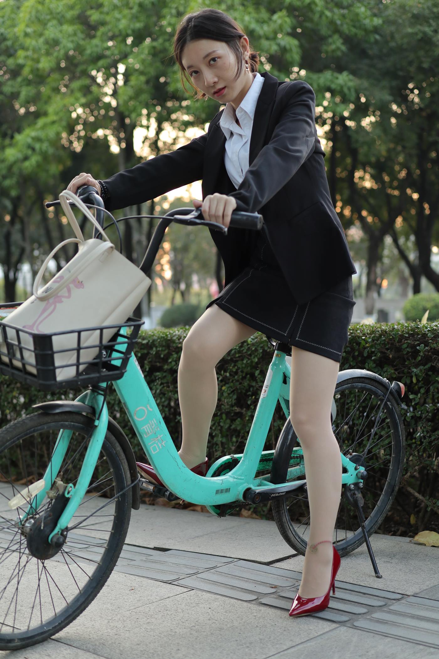 魔镜街拍 NO.067 红色高跟肉丝OL [135P/994M]插图2