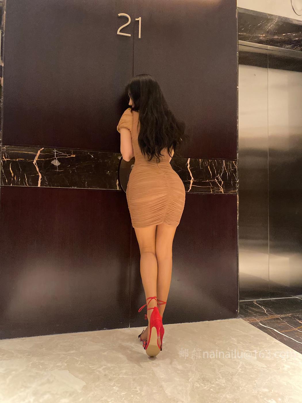 网紅Coser@安乔乔儿(Nia乔乔) 棕色包臀裙[91P/549MB]