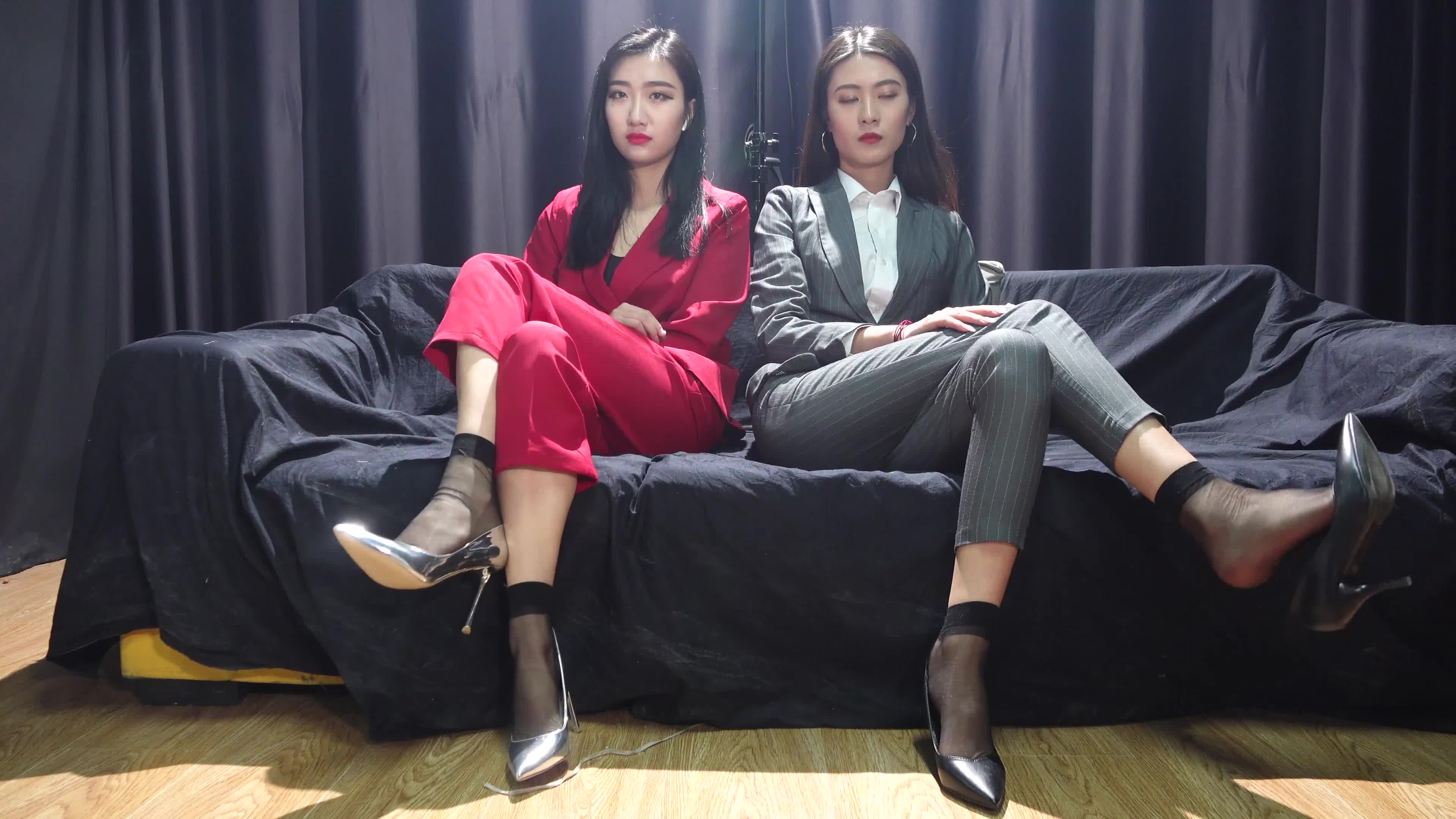 K&M197 – 两模特短丝足秀（4K）[1V/2.5G]插图4