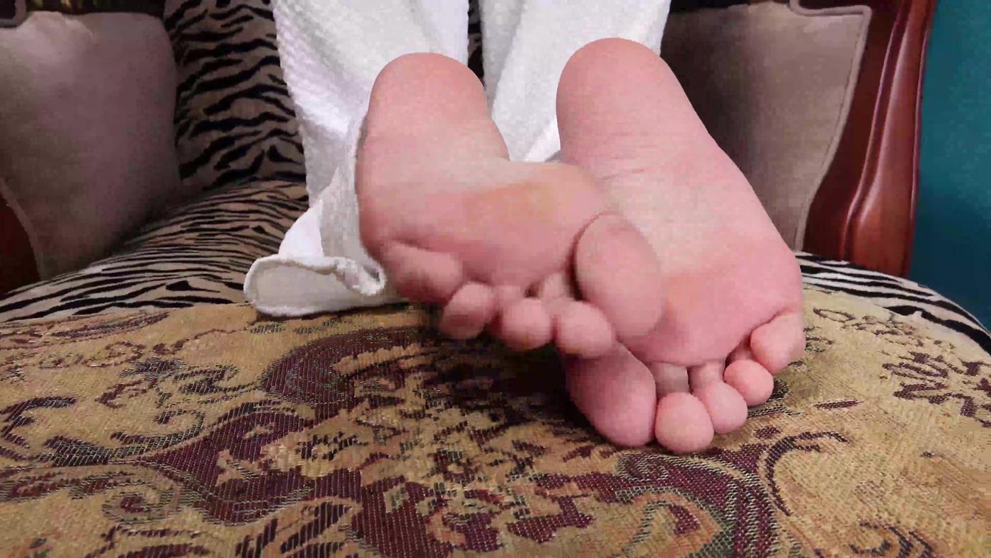 A&F NO.133 美女雪饼展示性感的棉袜大脚[1V/434MB]插图1