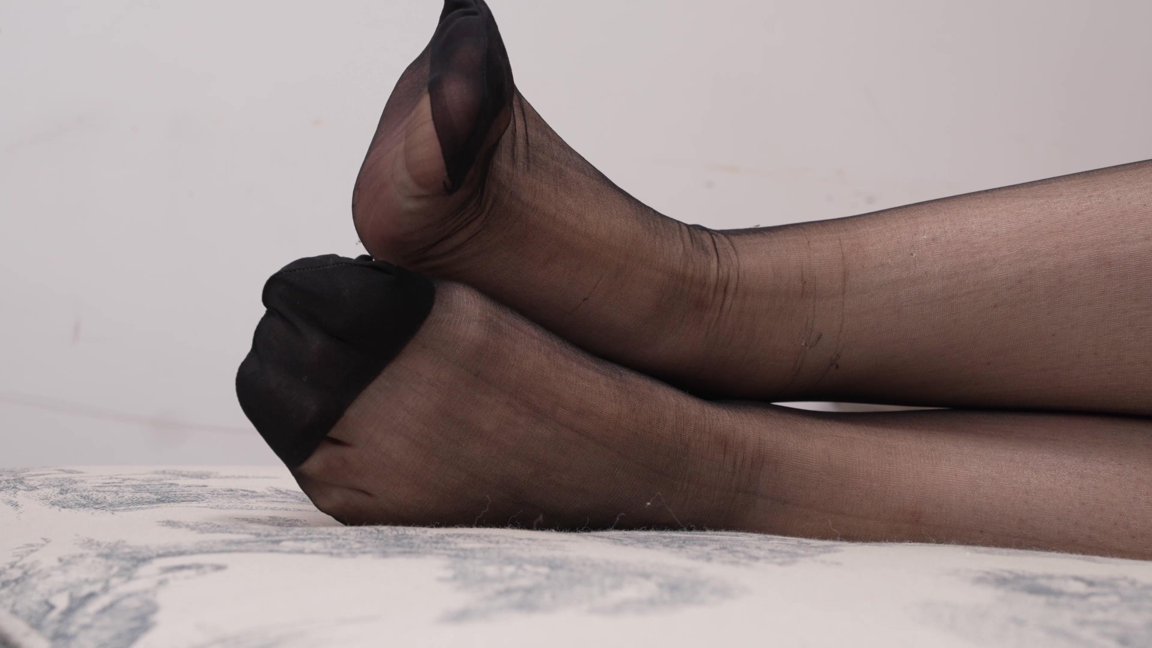 K&M221 – 极致黑丝连衣裙挑鞋（4k）[1V/4.6G]插图2