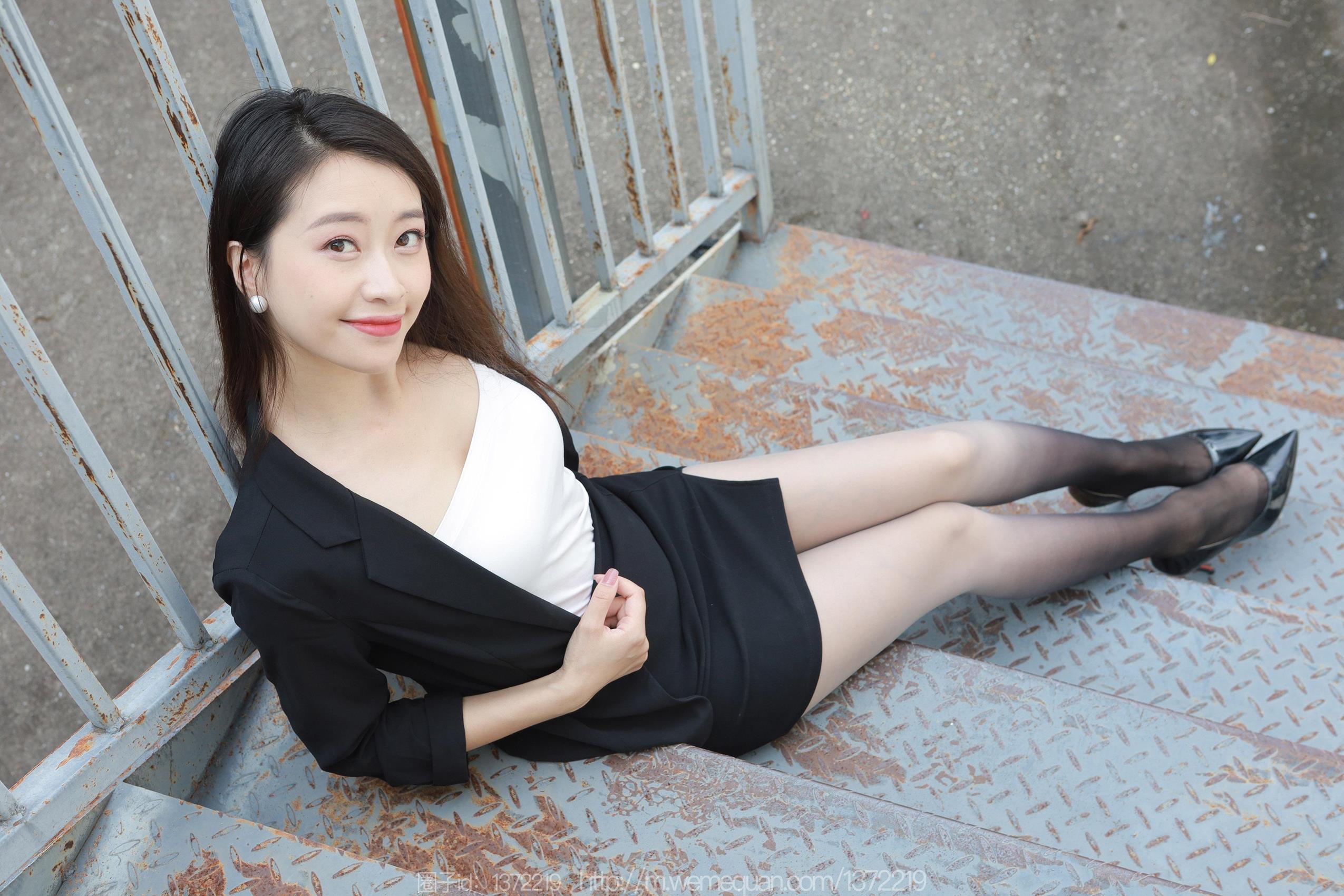 [IESS异思趣向] 2023.09.28 丝享家1545：小婕《黑白灰渐变》[84P/113MB]插图4