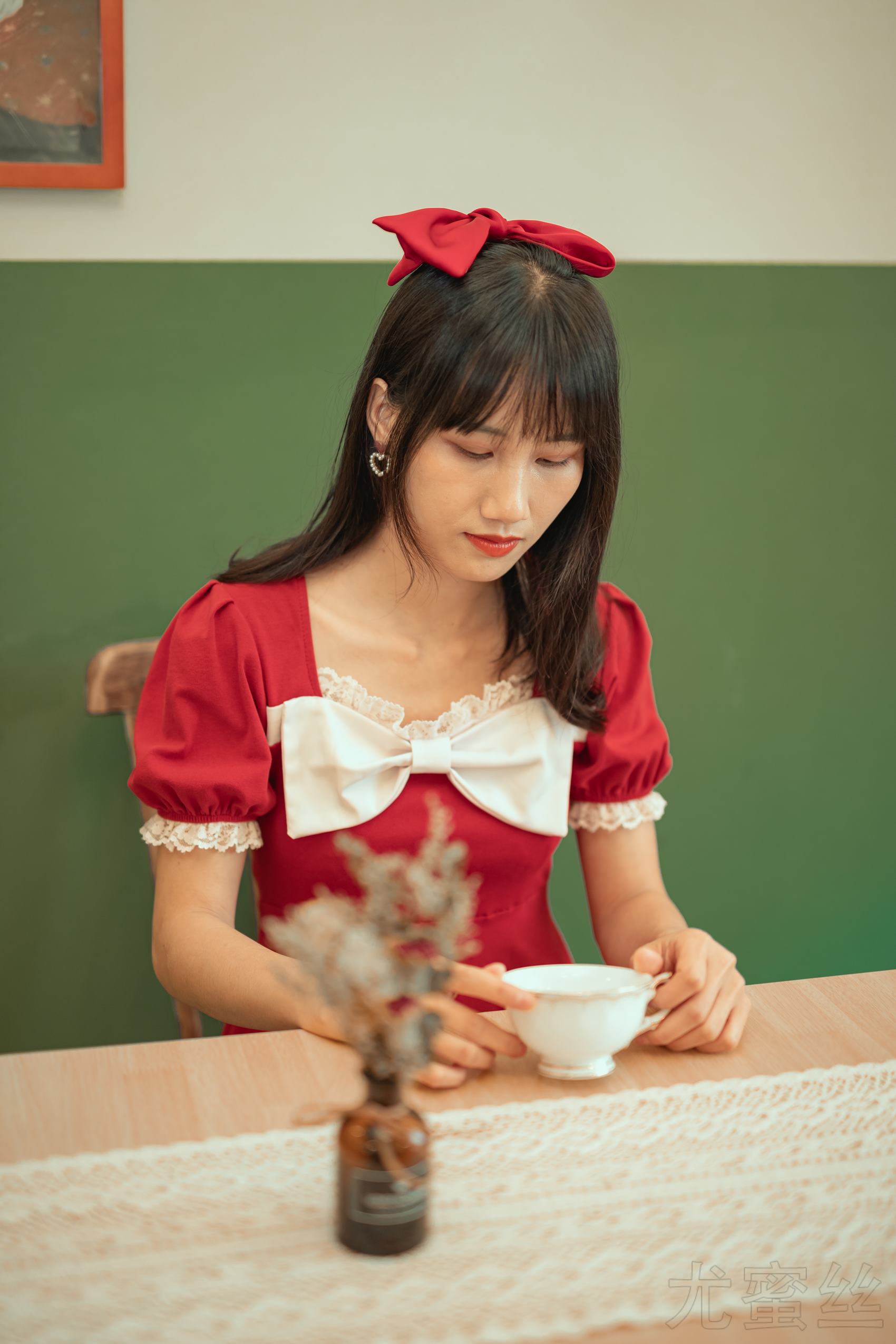 尤蜜丝 NO.050 穿搭推广展示图集 餐桌相框与红裙[48P/415MB]插图5