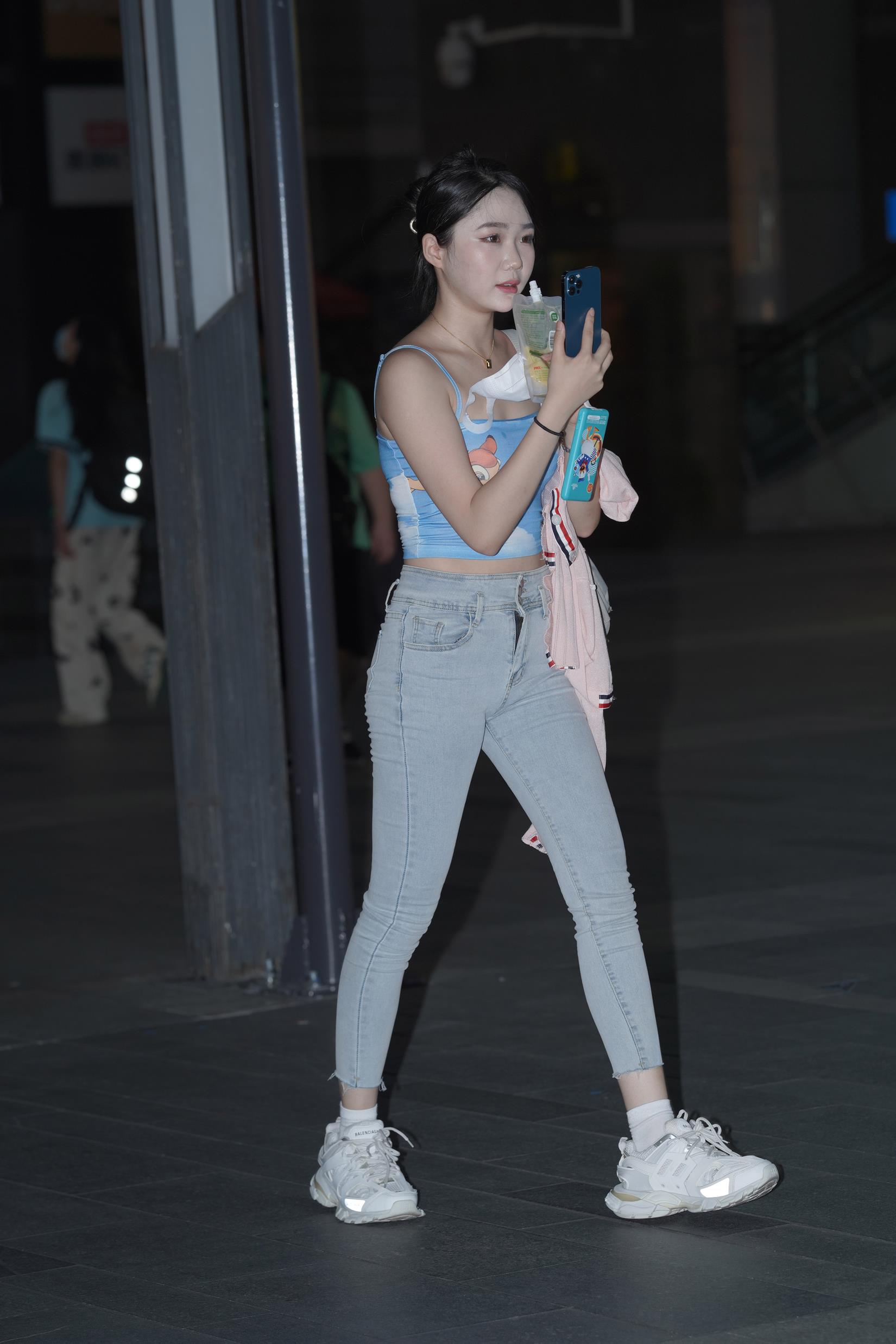 精选街拍作品 NO.3698 蓝色紧牛香肩吊带[23P/56MB]插图1