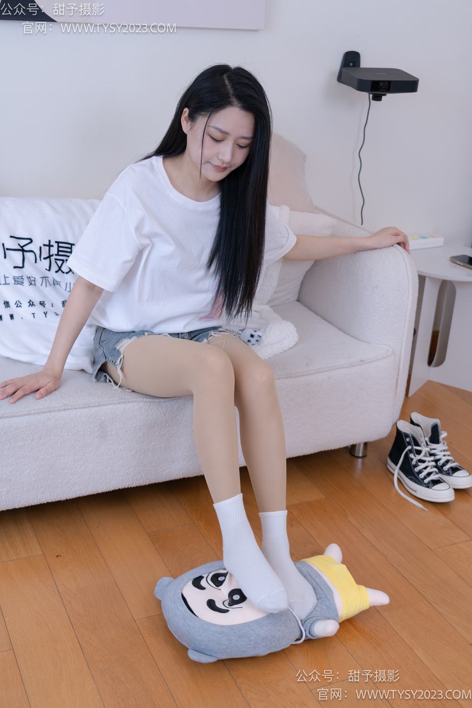 甜予摄影 NO.072 澜澜-帆布鞋、白棉袜、踩蜡笔小新玩偶剧情[125P/2V/10.6GB]插图2