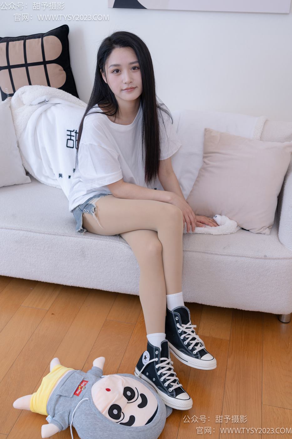 甜予摄影 NO.072 澜澜-帆布鞋、白棉袜、踩蜡笔小新玩偶剧情[125P/2V/10.6GB]插图3