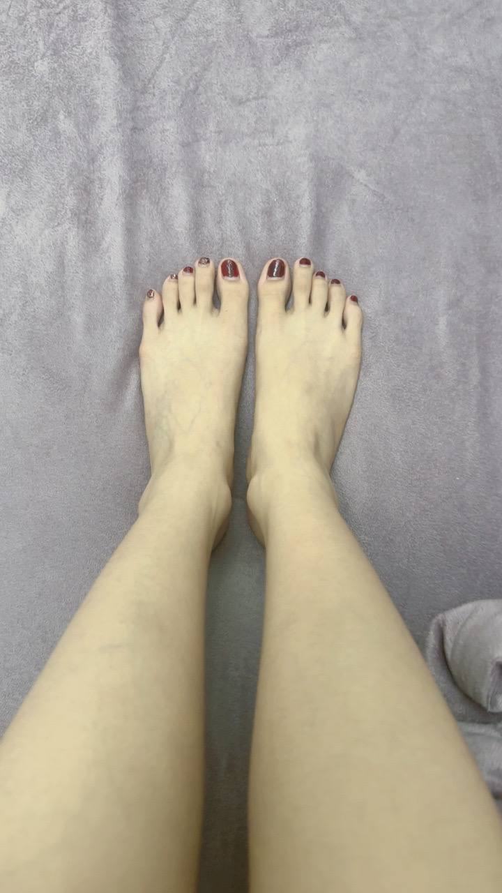 脚模面试脸足同框套路系列-073-呆萌红指甲妹妹各种姿势秀腿脚[18P/28V/327MB]插图3