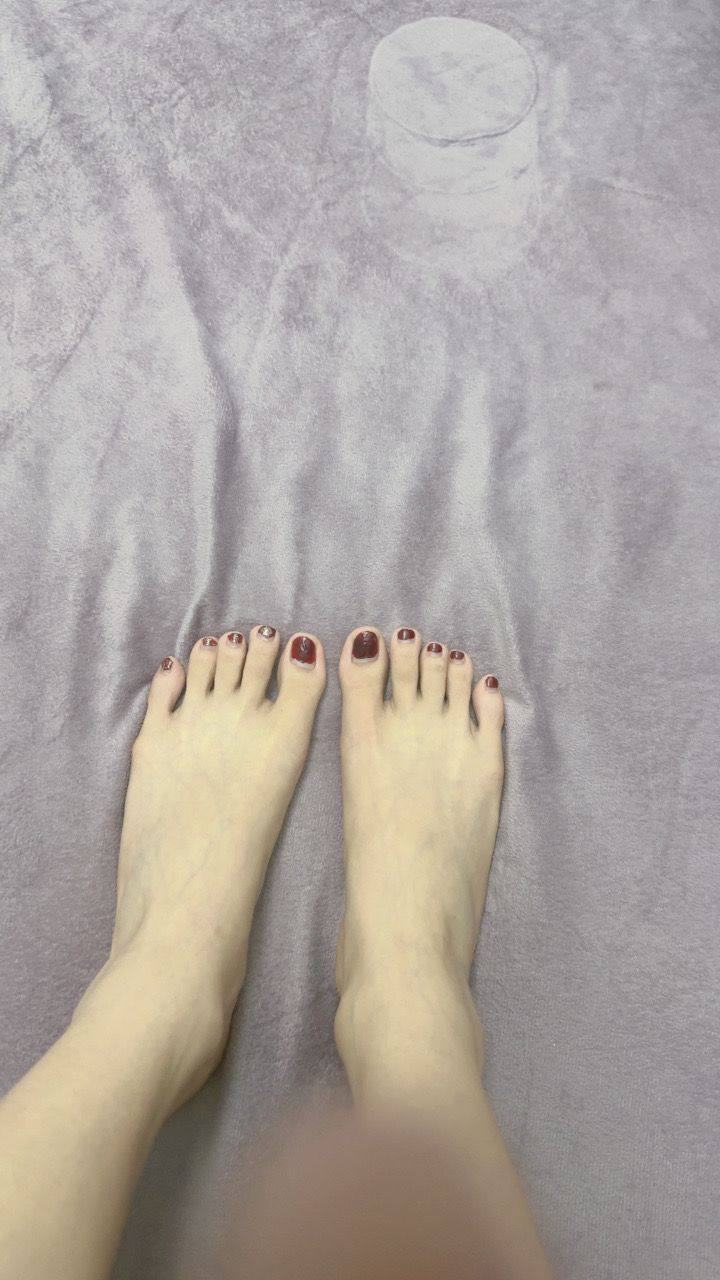 脚模面试脸足同框套路系列-073-呆萌红指甲妹妹各种姿势秀腿脚[18P/28V/327MB]插图1