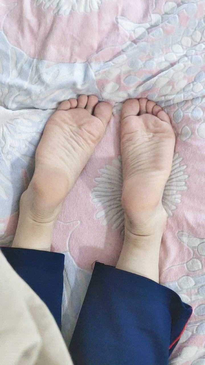 脚模面试脸足同框套路系列-069-穿着校服裤子各种姿势拍脚[18P/17V/321MB]插图1