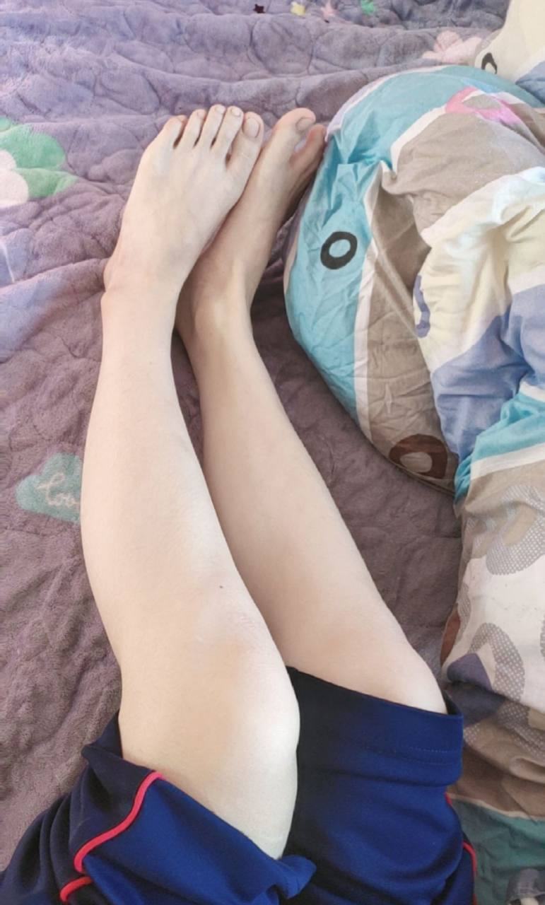 脚模面试脸足同框套路系列-069-穿着校服裤子各种姿势拍脚[18P/17V/321MB]插图4