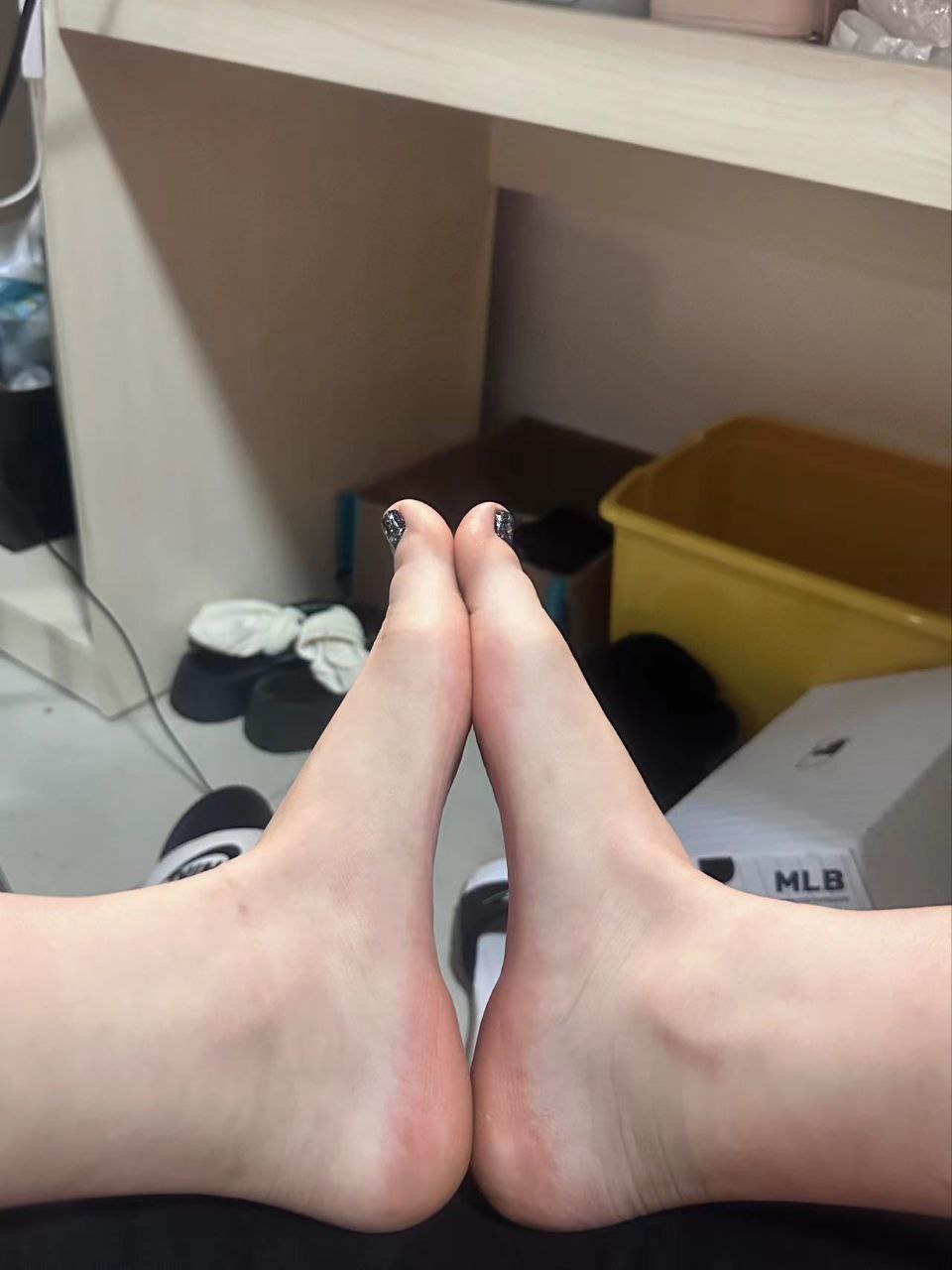 脚模面试脸足同框套路系列-116 165 98 37拖鞋展示黑丝[7P/3V/25M]插图2
