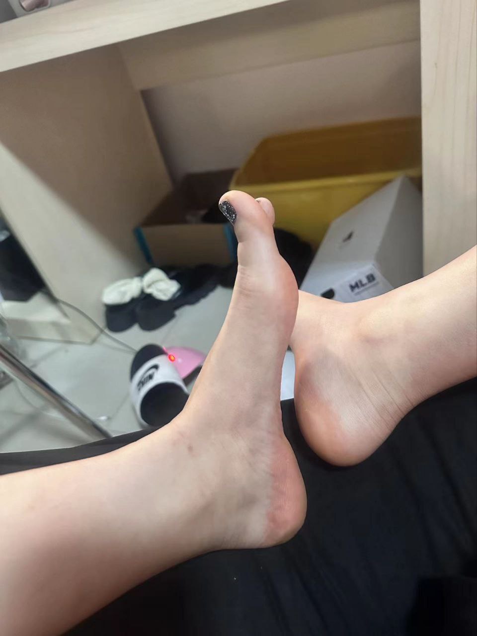 脚模面试脸足同框套路系列-116 165 98 37拖鞋展示黑丝[7P/3V/25M]插图1