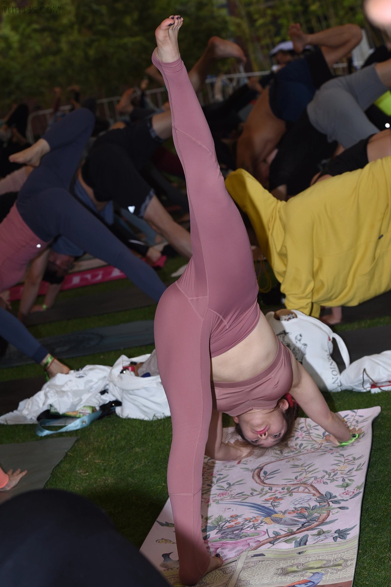 精选街拍作品 NO.4545 活力瑜伽畅想户外[90P/134MB]插图2