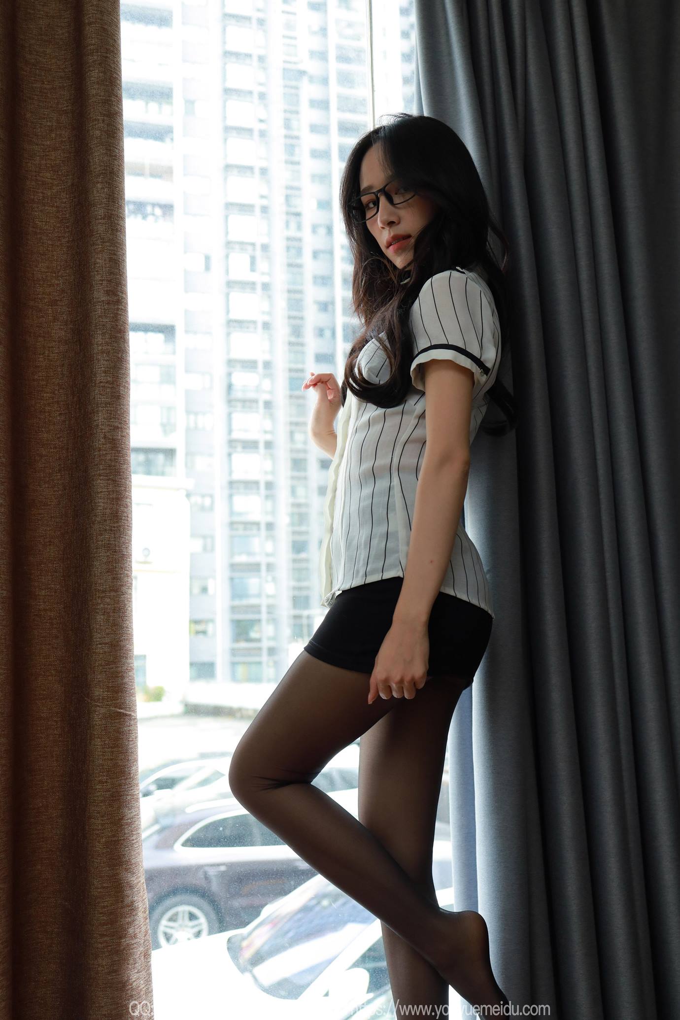 [IESS异思趣向] 2025.03.13 丝享家2000：美子《黑丝眼镜妹》[90P/92MB]插图3