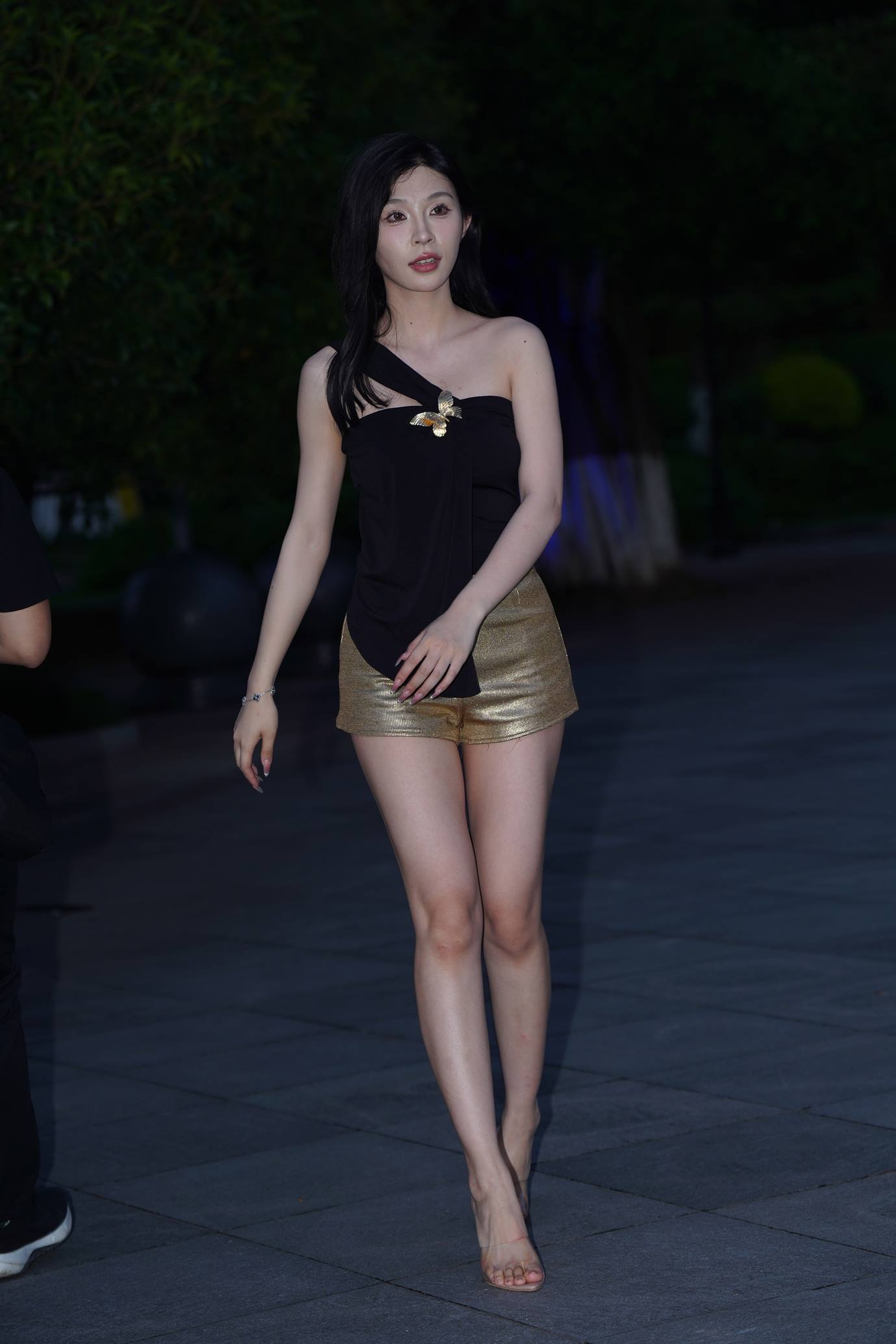 精选街拍作品 NO.5273 金色短裤美腿[79P/274MB]插图2