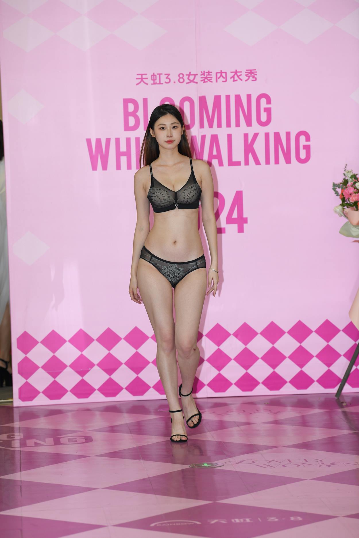 精选街拍作品 NO.5426 内衣展18[113P/243MB]插图4