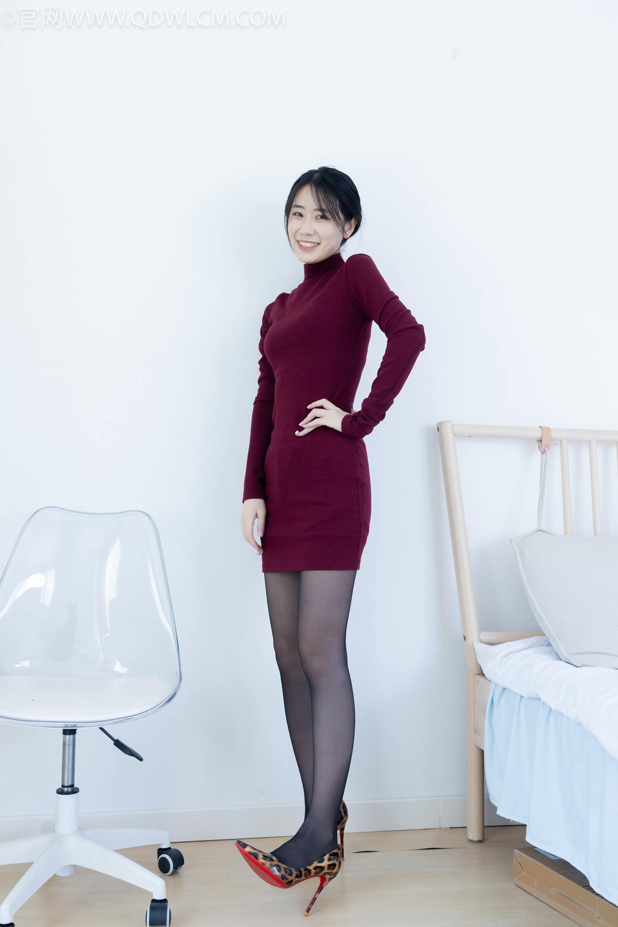 物恋传媒 NO.2331 菜菜-高跟鞋、薄黑丝、裸足[352P/1V/8.07GB]插图3