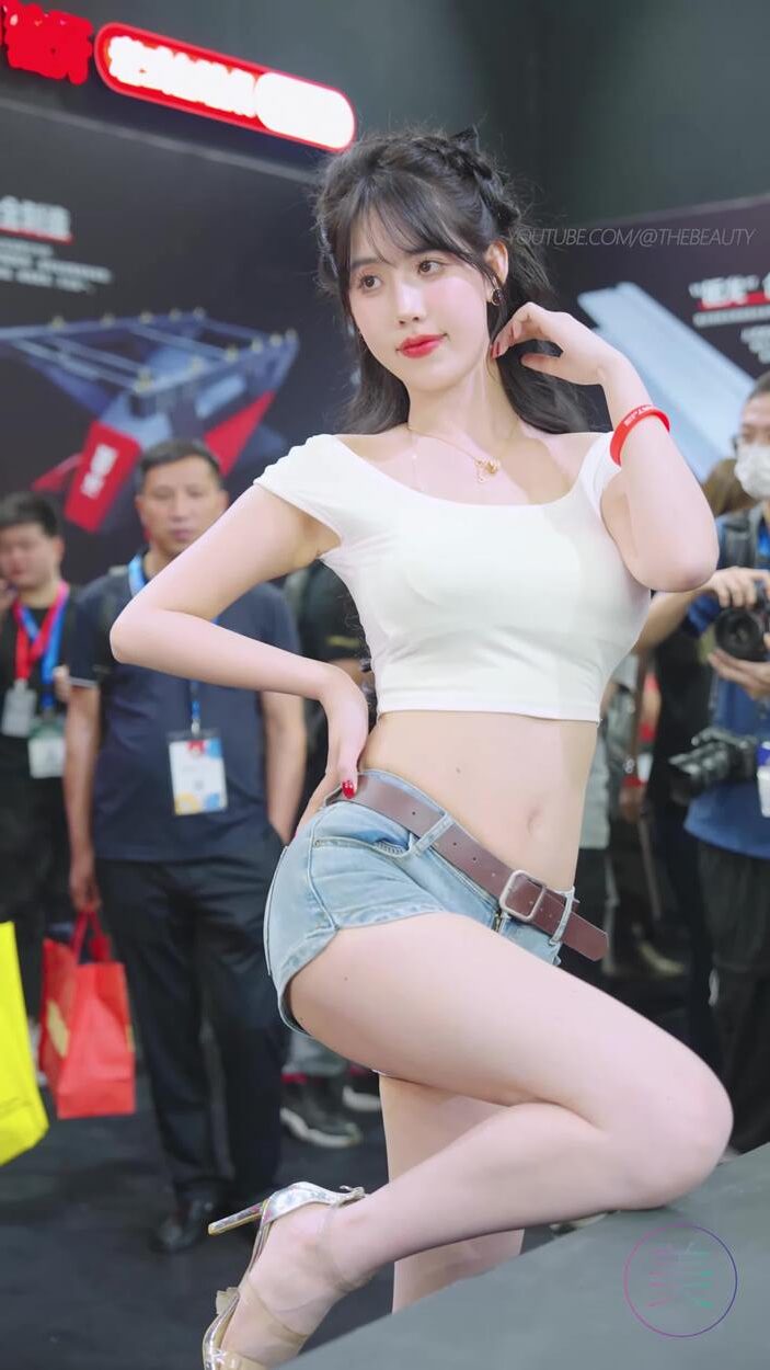 NO.1073 2024 广州国际台球展车模网红随拍 04[1V/478MB]插图2