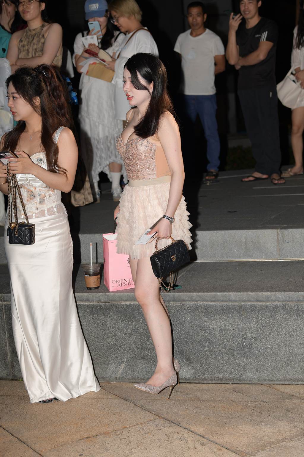 精选街拍作品 NO.6055 丰腴金色裙装[160P/536MB]