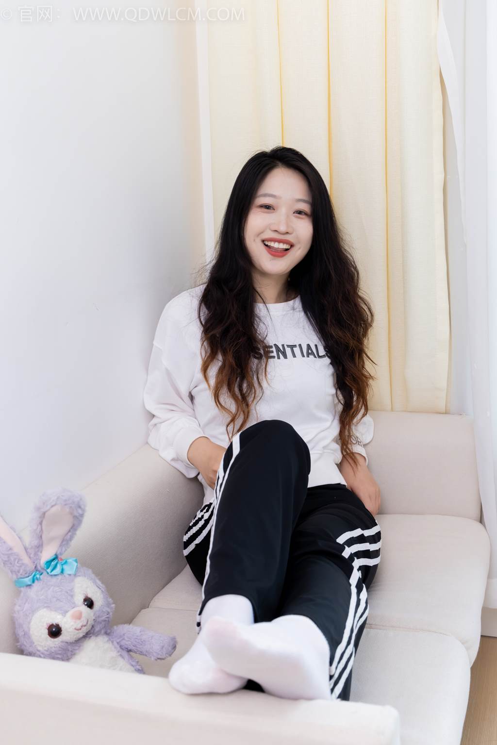 物恋传媒 NO.2458 小紫-运动鞋、白短棉袜、裸足[150P/1V/3.38GB]