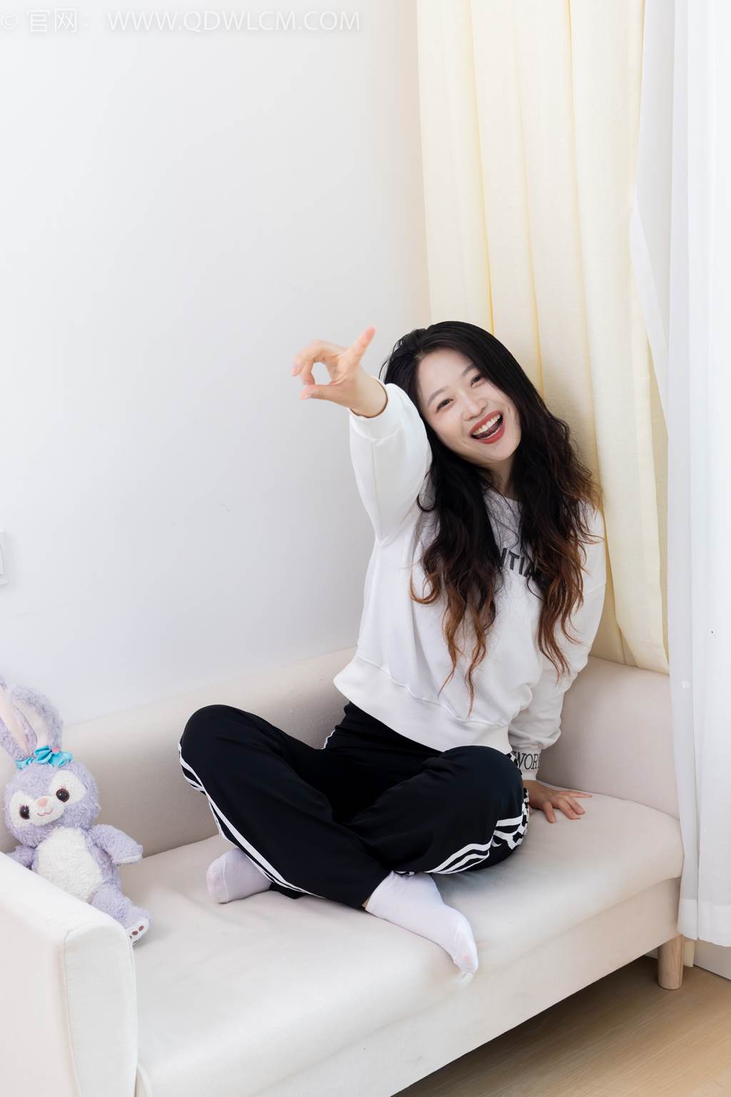 物恋传媒 NO.2458 小紫-运动鞋、白短棉袜、裸足[150P/1V/3.38GB]