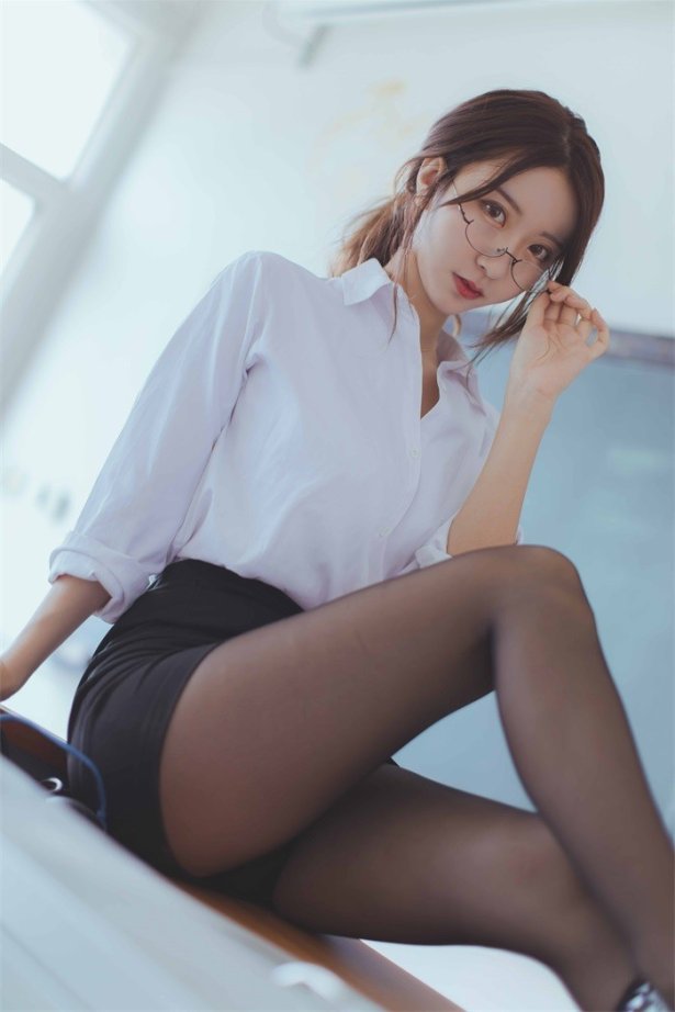 微博红人动漫Coser@-黑川-黑丝短裙教师 [97P/489MB]-萌图网