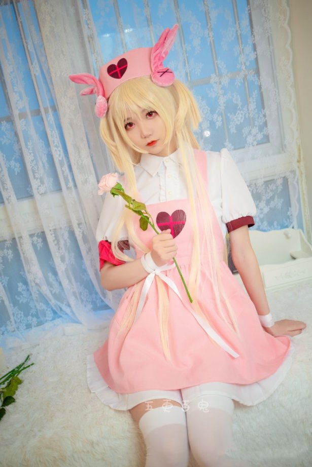 微博红人Coser@五更百鬼 小护士 [6P/22MB]-萌图网