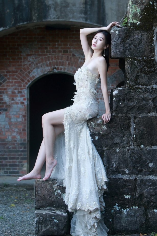 精选街拍 No.060 王红 篓空白纱凉高美腿 [70P/111M]-萌图网