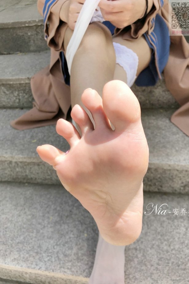 精选街拍 No.184 Nia乔乔学姐外拍诱惑长筒白丝袜 [20P/21MB]-萌图网