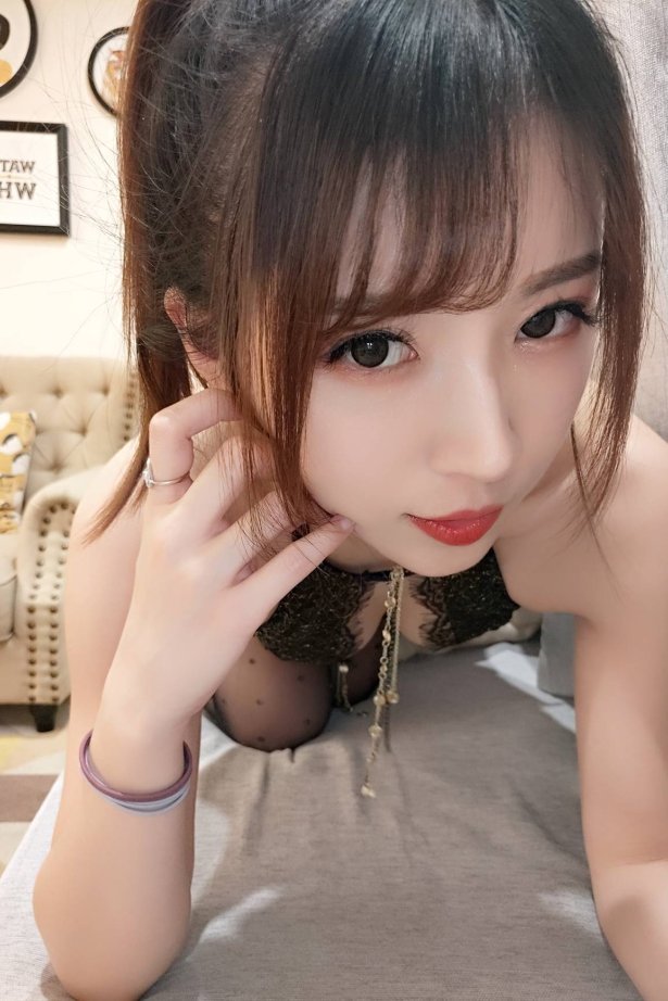 小女巫露娜 – 蕾丝亮钻黑色长筒 [40P/199MB]-萌图网