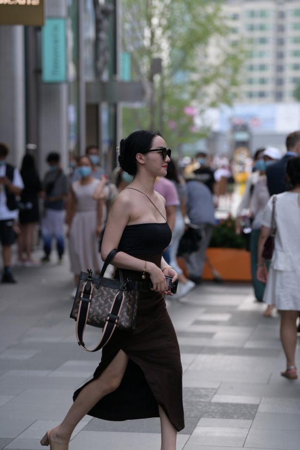 精选街拍 No.1104 一字抹胸装小姐姐 [80P/87M]-萌图网