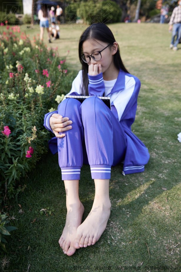 [见新摄影]NO.011 梦回学生时代 公园校服棉袜裸足[295P/1V/2.95GB]-萌图网