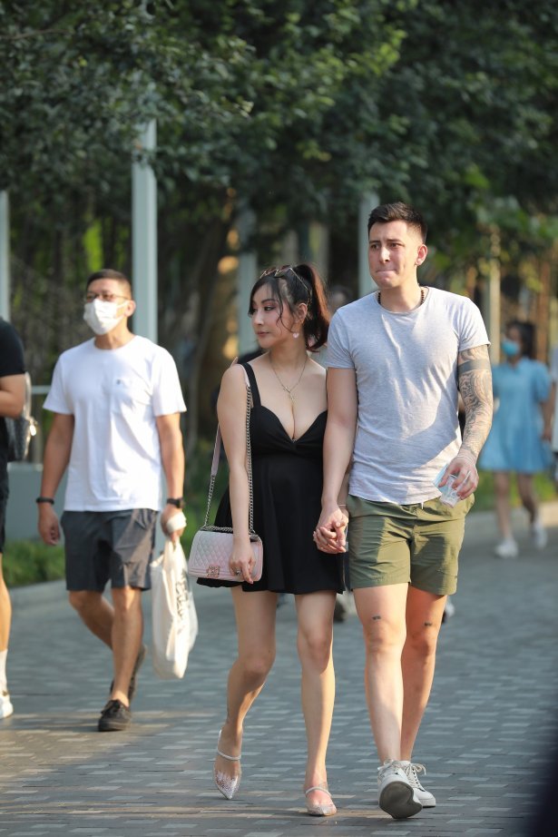 精选街拍 No.1474 玻璃街拍作品 - 玩跷跷板的性感女友[112P/102MB]-萌图网