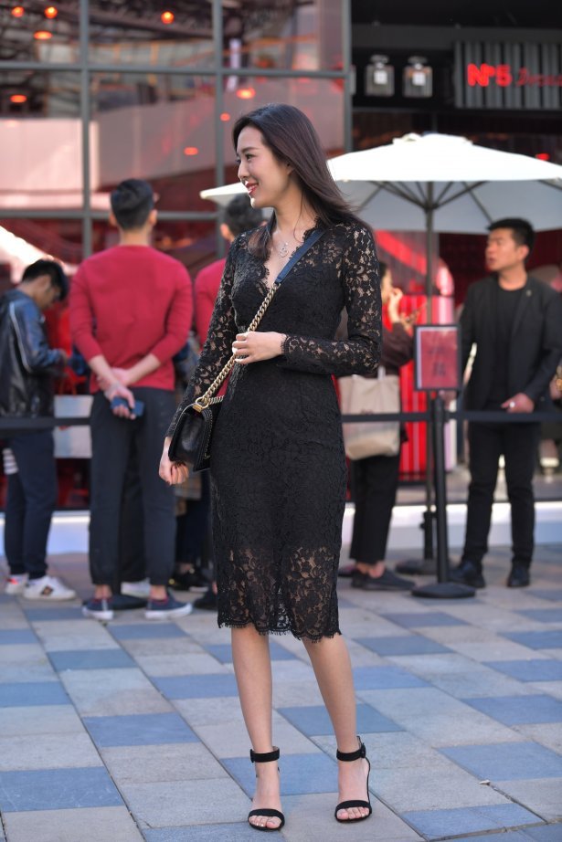 精选街拍作品 NO.1567 红石街拍作品 - 镂空长裙性感漂亮小姐姐[59P/104MB]-萌图网