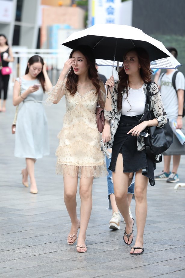 精选街拍作品 NO.1723 辉辉街拍作品 - 金色碎花连衣裙美丽长腿小姐姐[23P/25MB]-萌图网