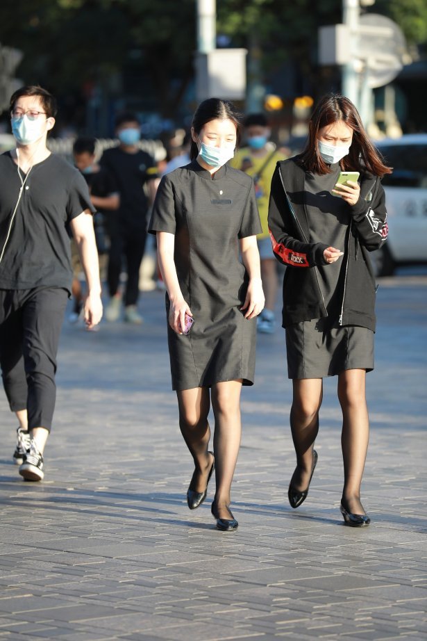 精选街拍作品 NO.1682 四九城嘎子街拍作品 - 阳光下的黑丝店员[67P/65.7MB]-萌图网