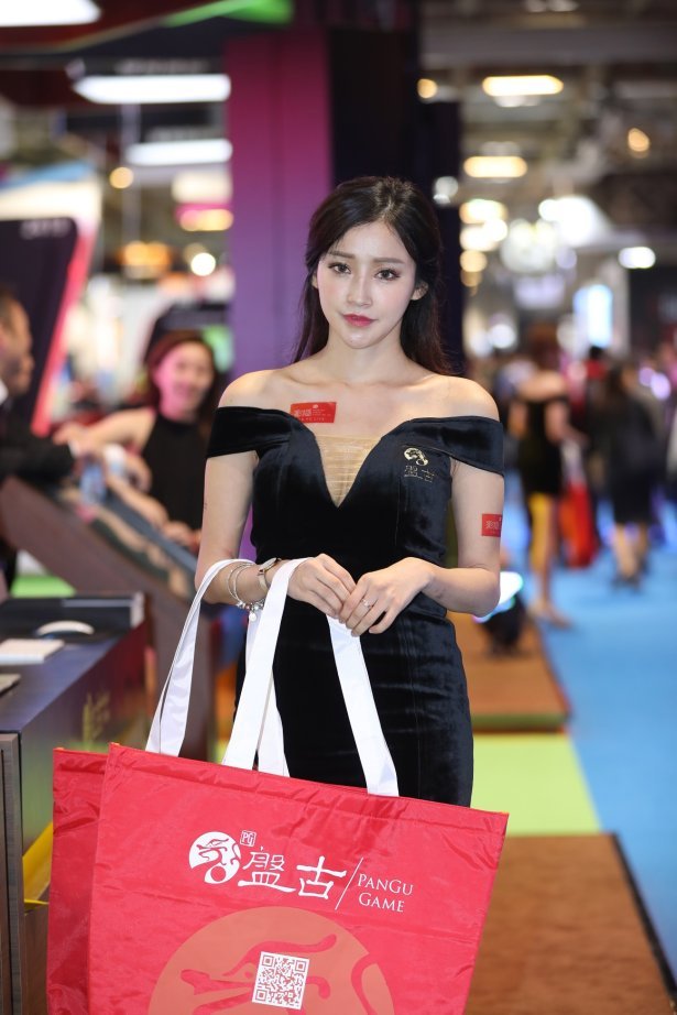 精选街拍作品 NO.1740 辉辉街拍作品 – 女神级别肉丝美腿[25P/23MB]-萌图网