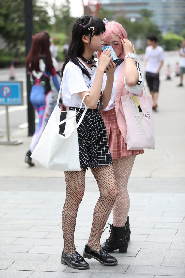 精选街拍作品 NO.1731 辉辉街拍作品 - 网袜可爱美眉[31P/35MB]-萌图网