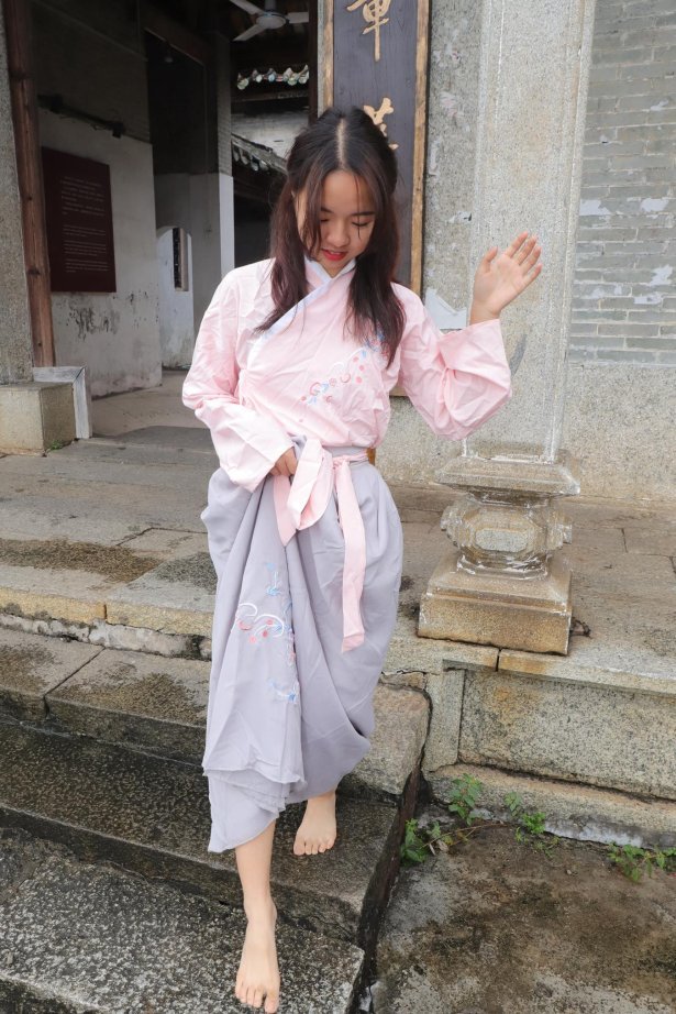 [Pary学生模拍] No.017 小淇穿上汉服赤脚游玩古镇 [134P/474MB]-萌图网