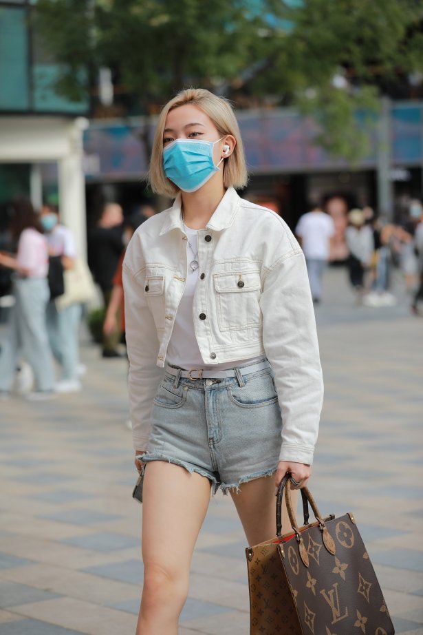 精选街拍作品 NO.1803 玻璃街拍作品 - 浅蓝牛热裤YY小妹[105P/104MB]-萌图网