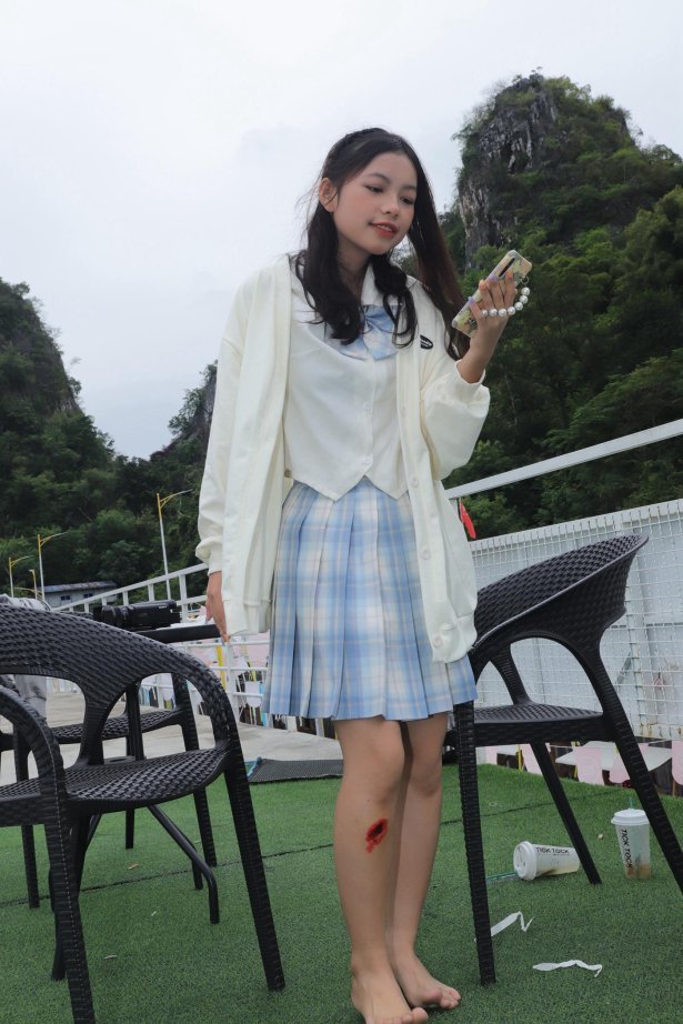 [Pary学生模拍] No.025 朱朱桌子上秀脚 [68P/225MB]-萌图网