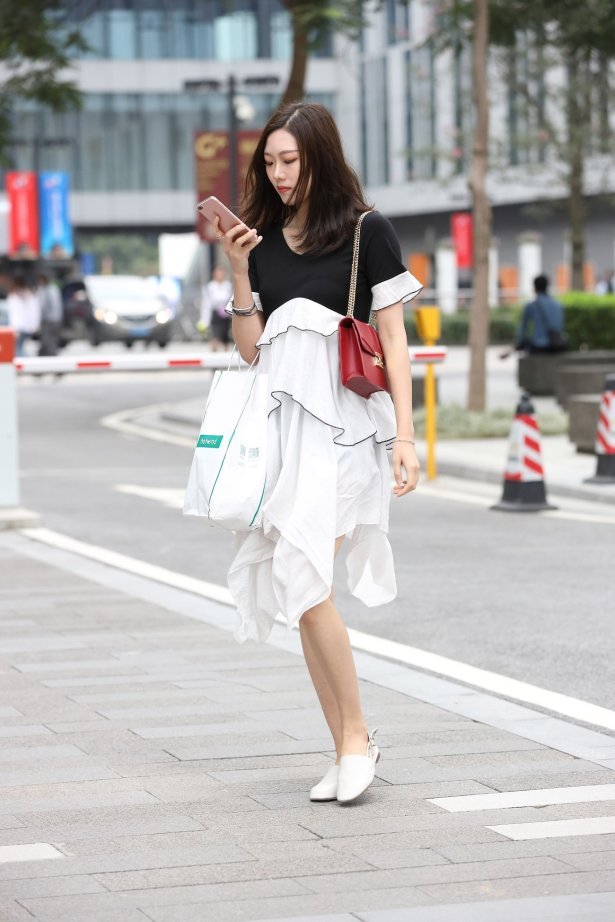 精选街拍作品 NO.2052 辉辉街拍作品 - 白皙的小姐姐有点像唐嫣[20P/17MB]-萌图网