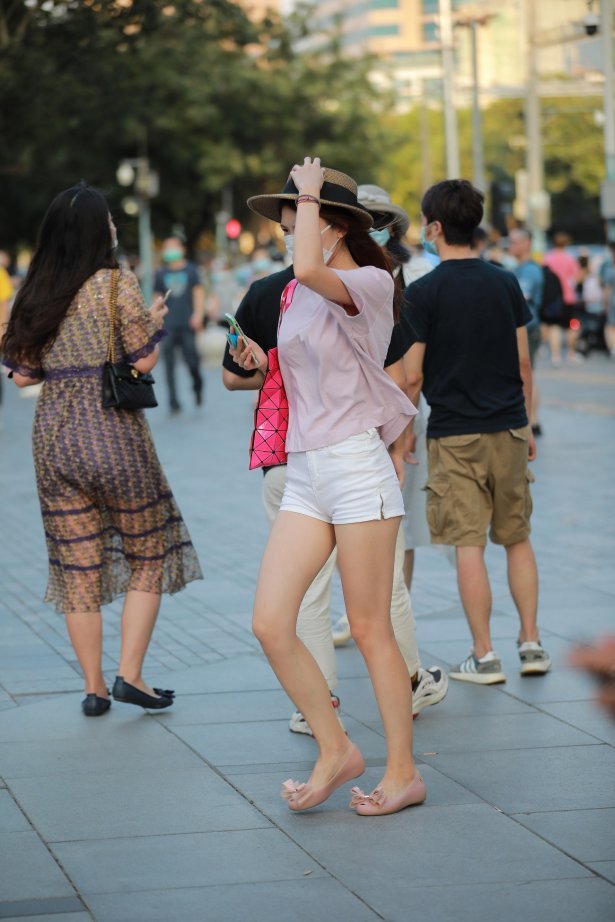 精选街拍作品 2057 玻璃街拍作品 - 白色热裤YY小姐姐[109P/89MB]-萌图网