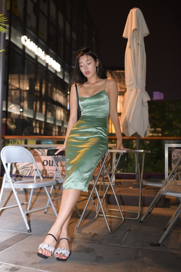 精选街拍作品 NO.2010 一始街拍作品 – 夜拍绿色长裙美女[397P/505MB]-萌图网
