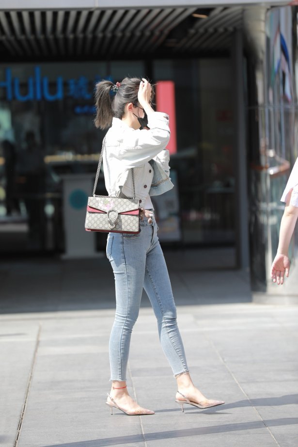 精选街拍作品 NO.2042 玻璃街拍作品 - 紧身牛仔裤小姐姐[77P/79MB]-萌图网