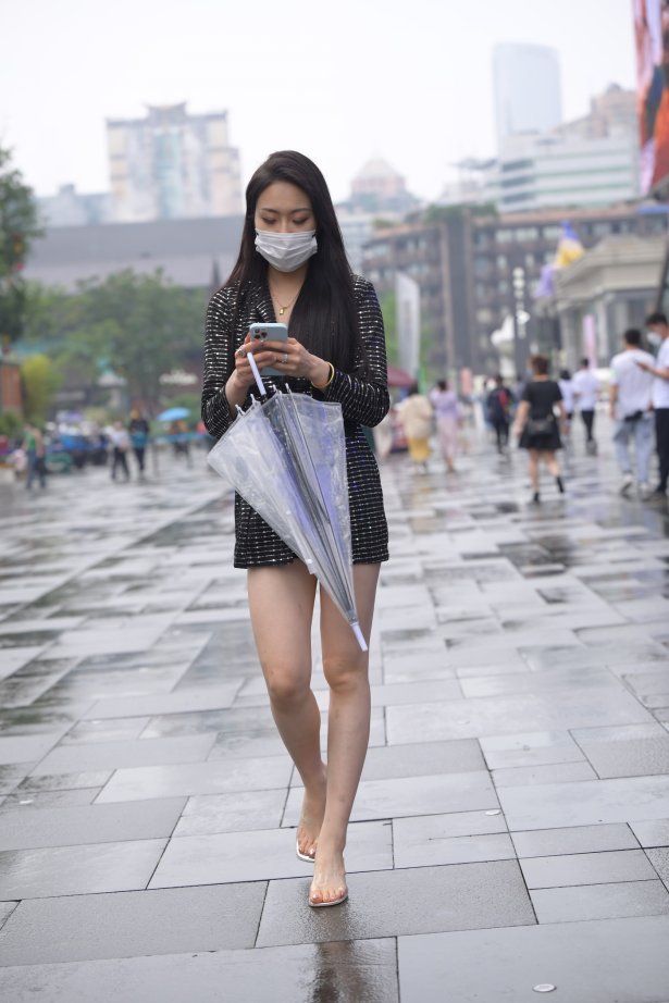 精选街拍作品 NO.2359 不吃鸡蛋街拍作品 – 有你的城市，下雨也美丽[1470P/1.73GB]-萌图网